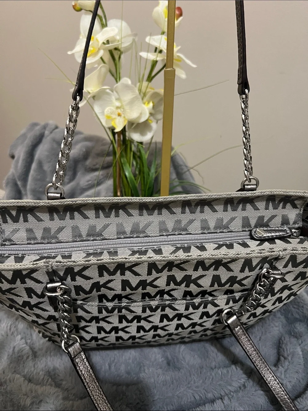 Michael Kors Gray Jet Set Monogram Tote with Metallic Strap GUC retail $228